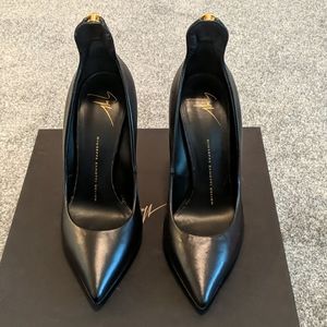 Auth Giuseppe Zanotti Horn Zip Back Pumps